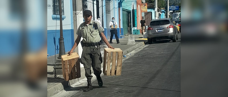 Retiran obstáculos que impedían la libre circulación en el centro de Santa Tecla