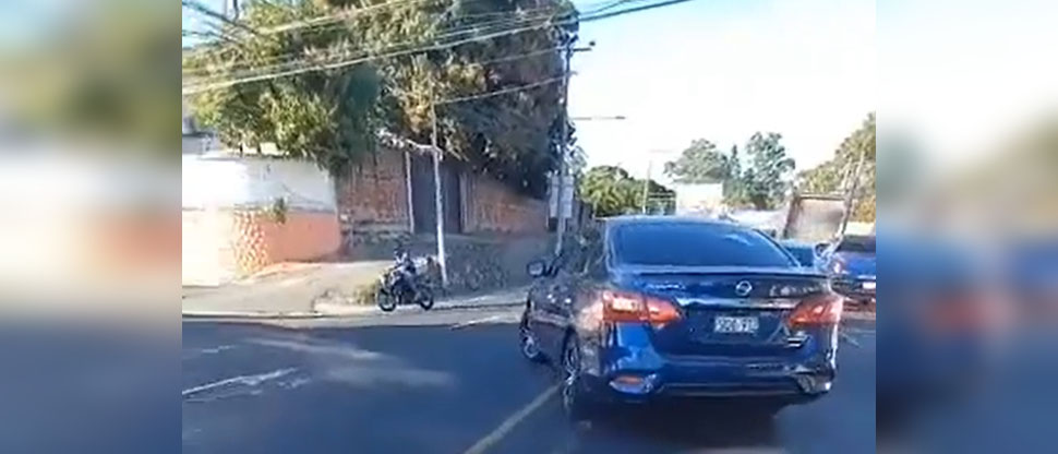 Denuncian a automovilista que arriesgó su vida y la de terceros cruzando doble línea amarilla