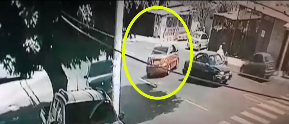 Cámaras captan a automovilista que choca contra otro carro y escapa dejando a madre e hijo lesionados