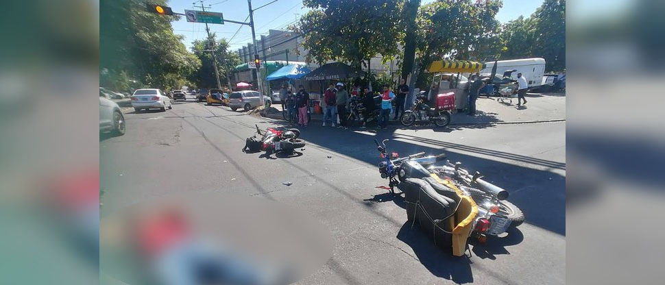 Motociclistas quedan tendidos en el asfalto tras protagonizar un triple choque en la avenida Olímpica