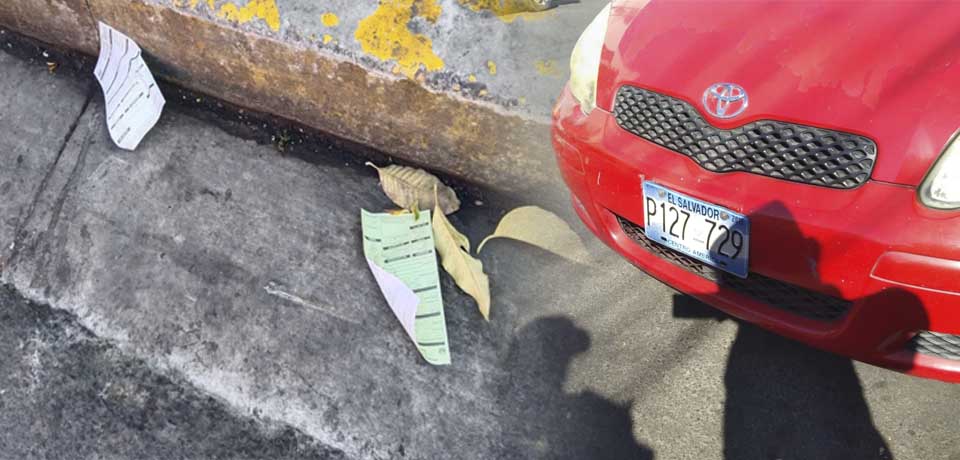 Le ponen doble multa a molesta conductora que tiró la esquela a la calle