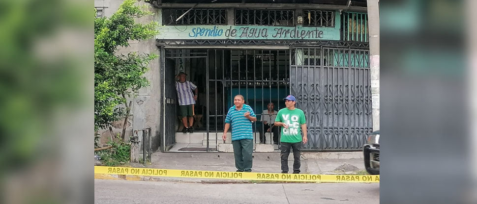 Hombre con problemas de alcoholismo fallece y su cadáver queda tendido frente a cantina