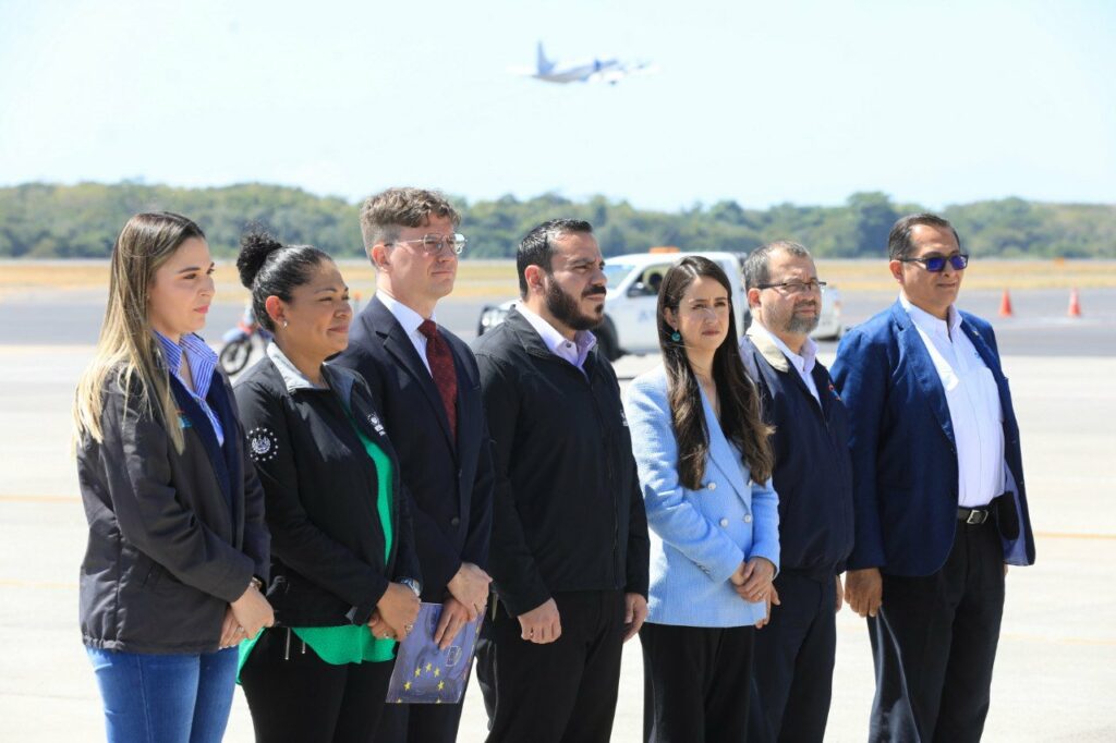 El Salvador recibe lote de 100 mil vacunas Pfizer contra el COVID-19