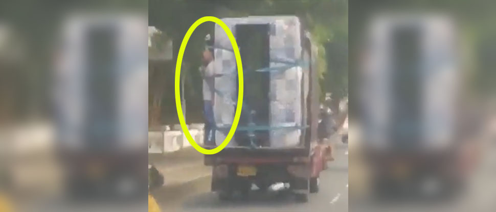 Amarran a un hombre a un colchón arriba de un camión de mudanza