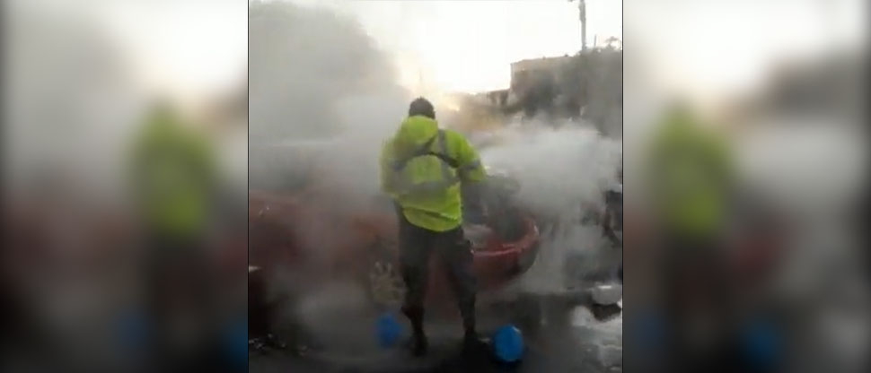 VIDEO: Incendio consume carro frente a La Coruña en Soyapango