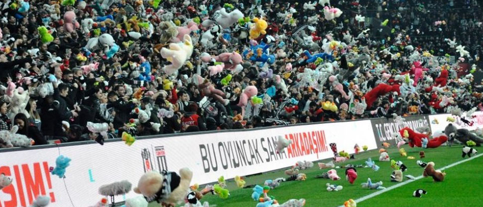 Aficionados del Besiktas lanzan peluches para los niños turcos afectados por el terremoto