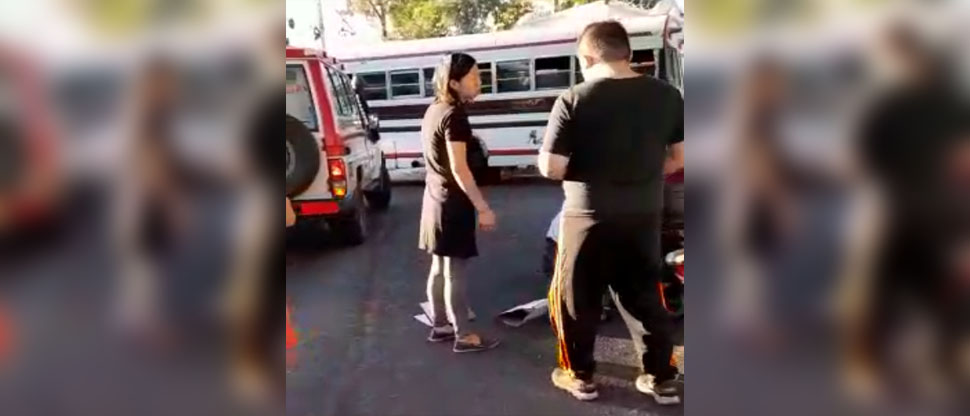Motociclista y su hija resultan lesionadas tras chocar contra carro cuando iban al colegio