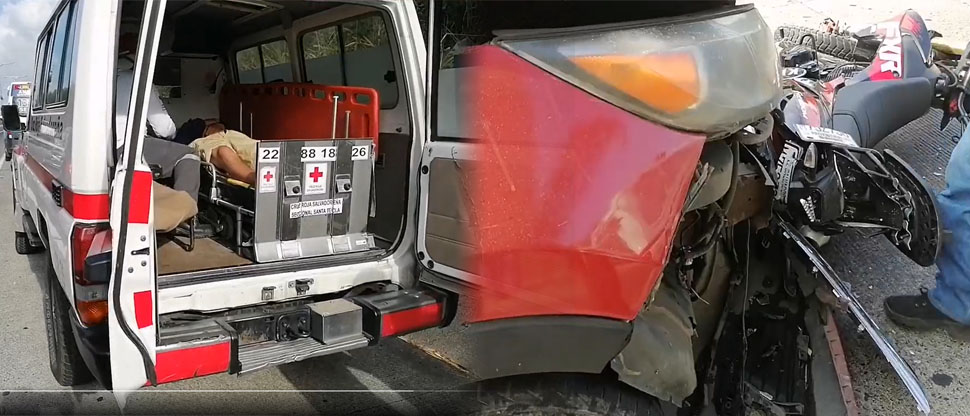Motocicleta queda debajo de camioneta tras choque en el bulevar Monseñor Romero
