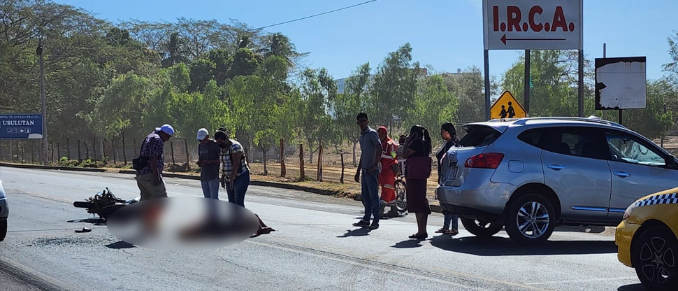 Trasladan de emergencia hacia el hospital a motociclista lesionado en la carretera Litoral