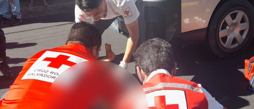 Motociclista se quiebra una pierna tras chocar contra un automóvil en el centro de San Salvador