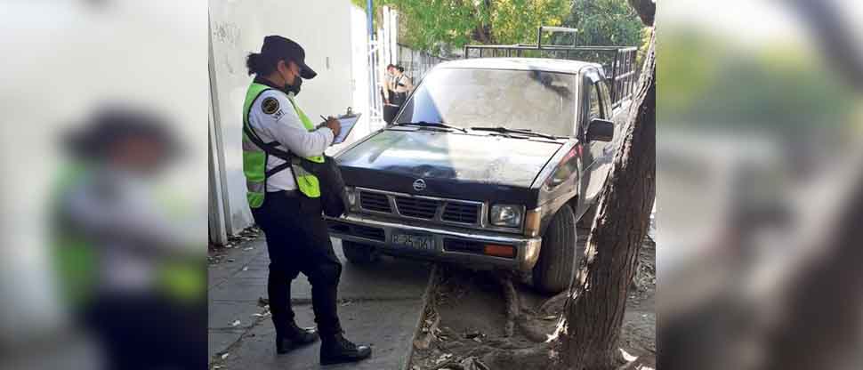 Continúan sanciones a automovilistas que estacionan sus vehículos sobre las aceras