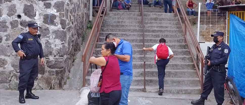 Policías brindan seguridad en todas las escuelas del país para que la comunidad estudiantil asista a sus clases