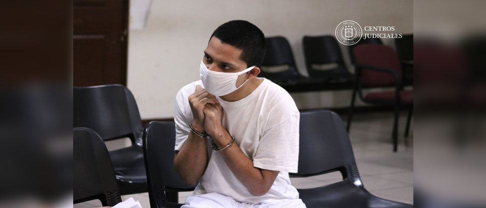 Pandillero se toma las manos como rezando tras escuchar su sentencia por homicidio