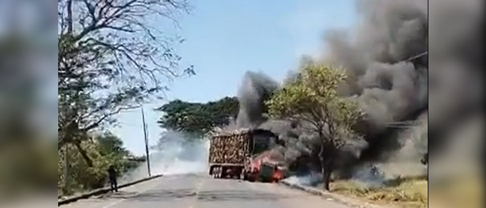 Dos carros se incendian tras chocar contra rastra en la carretera Litoral
