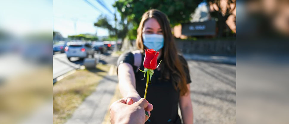 VIDEO: Entregan rosas a los capitalinos este Día del Amor y la Amistad