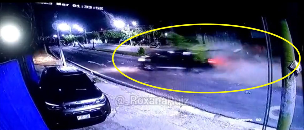 Captan instante cuando jóvenes pierden el control de camioneta y se estrellan en la 75 avenida sur 