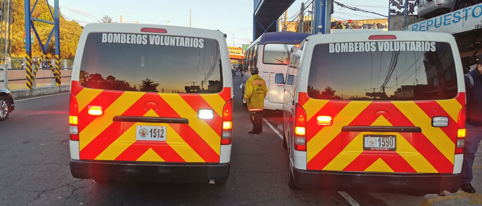 Autobús escolar lleno de niños se incendia en el bulevar San Cristóbal, Guatemala