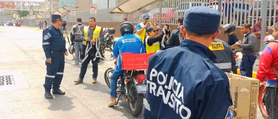 Autoridades entregan cintas reflectivas a motociclistas para concientizar su uso y evitar accidentes