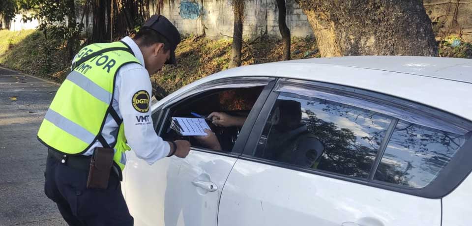 Conducir usando el celular es la esquela más impuesta a los salvadoreños