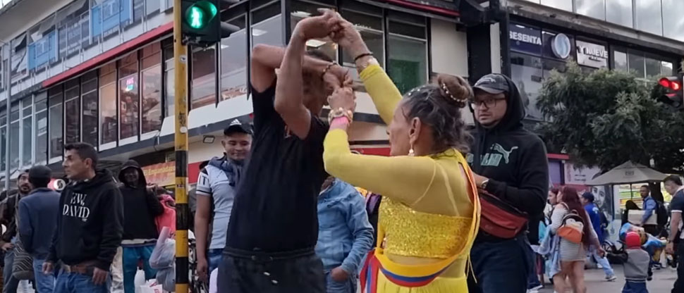 Yajaira deja con la boca abierta a experimentado bailarín colombiano