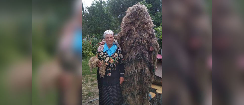 Mujer ucraniana que sobrevivió a la hambruna de Stalin, ahora se dedica a confeccionar trajes para francotiradores