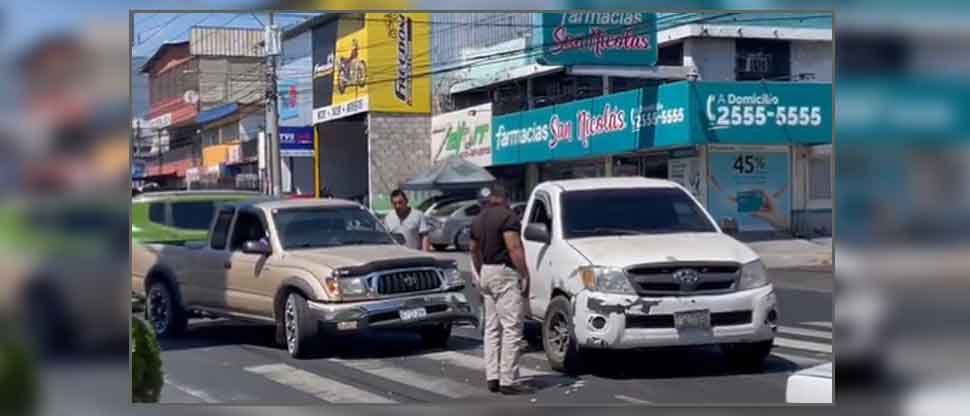 VIDEO: Conductor irrespeta señal de alto y provoca accidente de tránsito en San Salvador