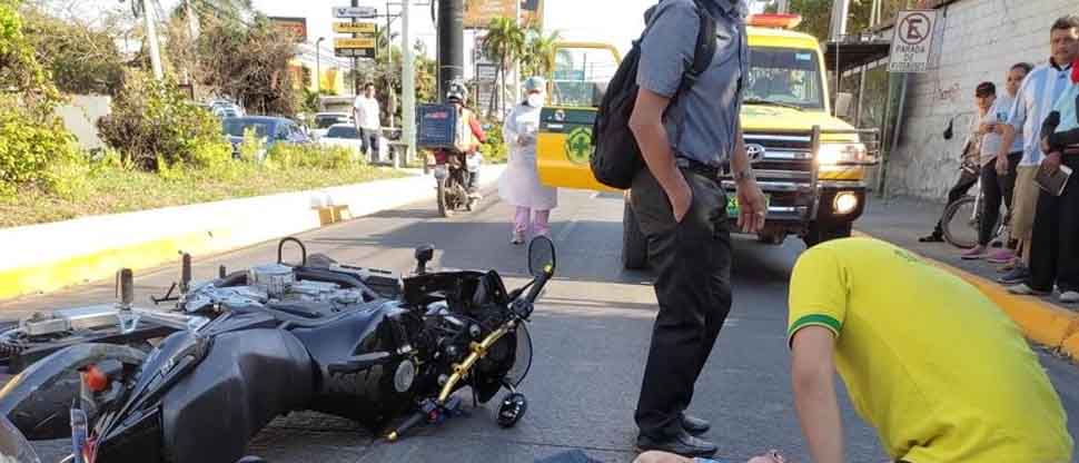 Reportan mujer lesionada tras choque entre motocicleta y vehículo en Apopa