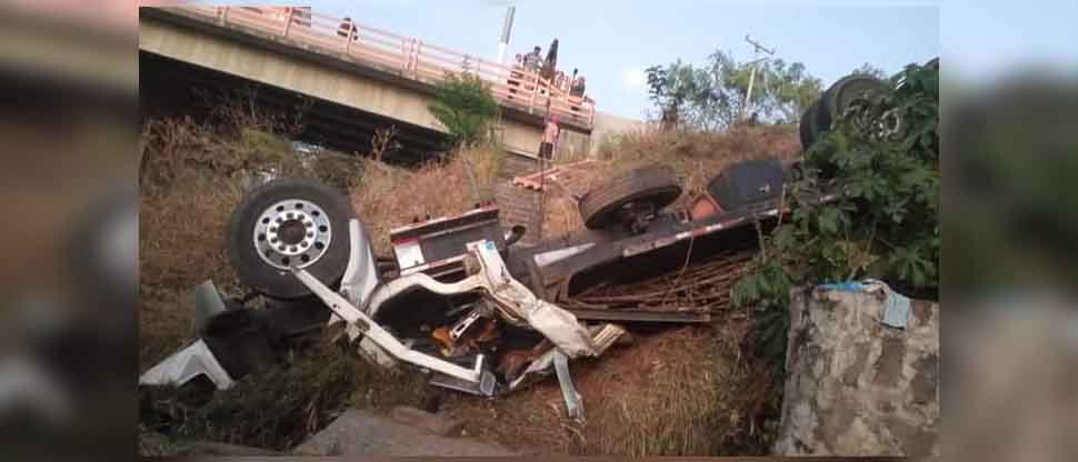 Se reporta persona fallecida tras fatal accidente de una rastra en San Vicente