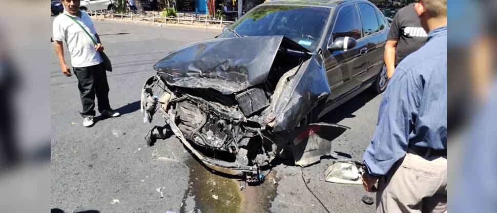 Conductores protagonizan fuerte accidente en el centro de San Salvador
