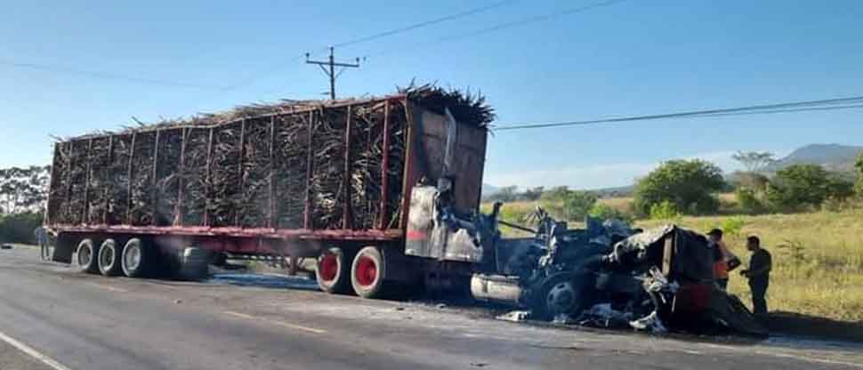 Comerciante de mariscos muere al chocar el vehículo en que se conducía contra una rastra