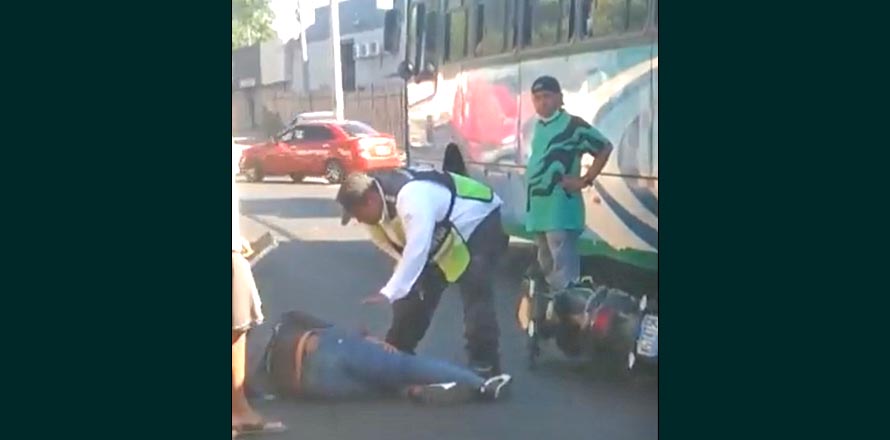 Busero hace parada no autorizada y motociclista lo impacta