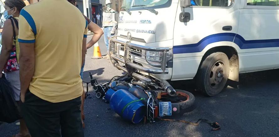 Repartidor de gas resulta con múltiples lesiones tras ser arrollado por microbús