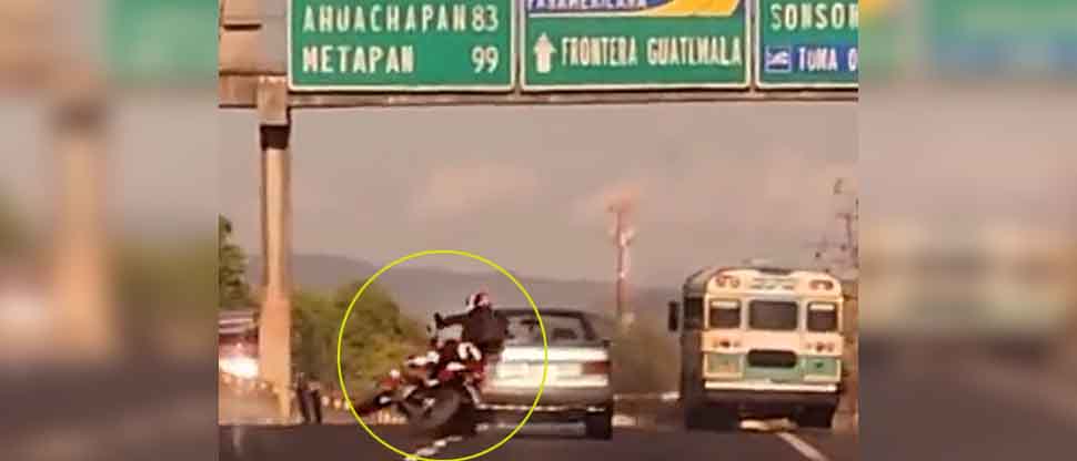 VIDEO: Captan momento exacto cuando una motociclista se accidenta en carretera a Santa Ana