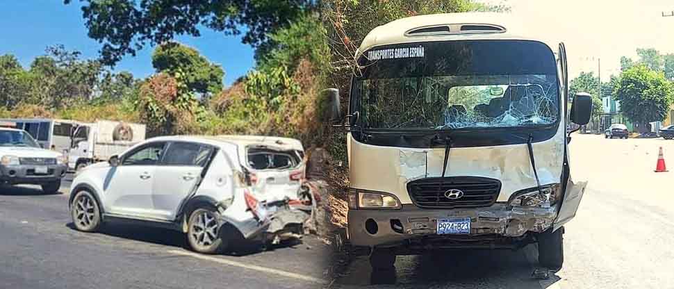 Auxilian a conductores involucrados en aparatoso accidente en carretera a Santa Ana