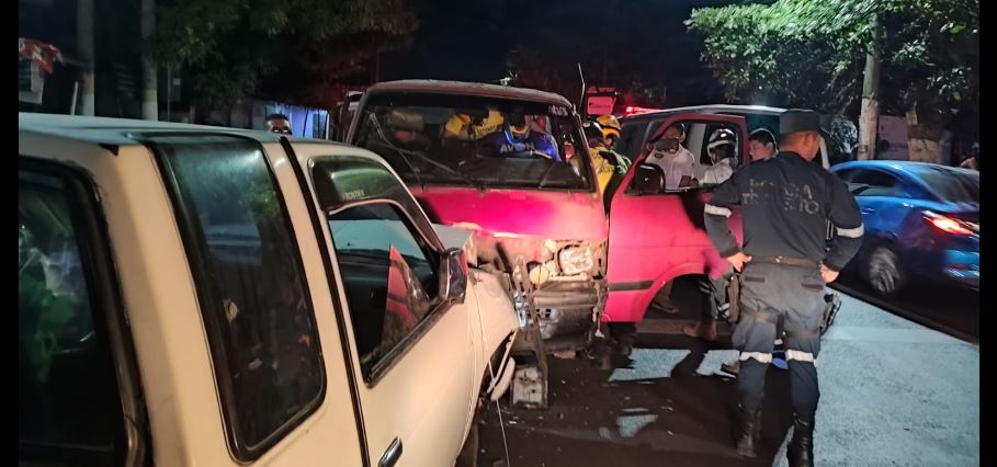 Conductores chocan de frente en el desvío de Apulo, Ilopango