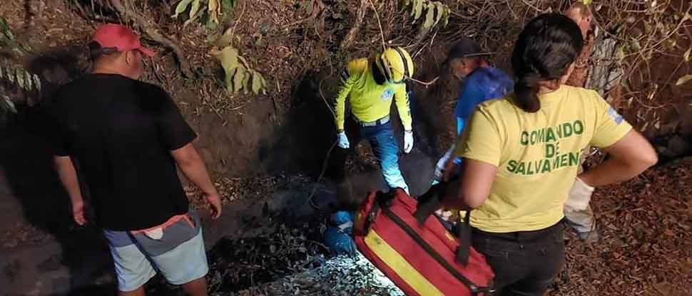 Socorristas auxilian a una persona que fue tropellada en carretera a Santa Ana; la víctima quedó sobre la cuneta