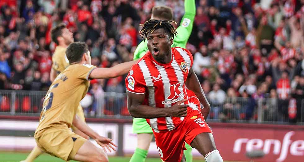 El Barcelona sufre aparatosa caída ante el modesto Almería