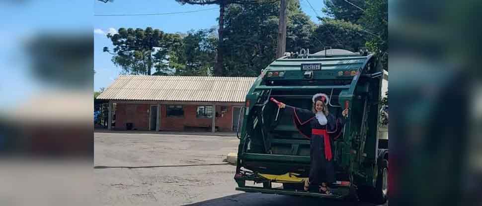 Se graduó de abogada y posó a bordo del camión recolector de desechos donde trabajó para pagar sus estudios