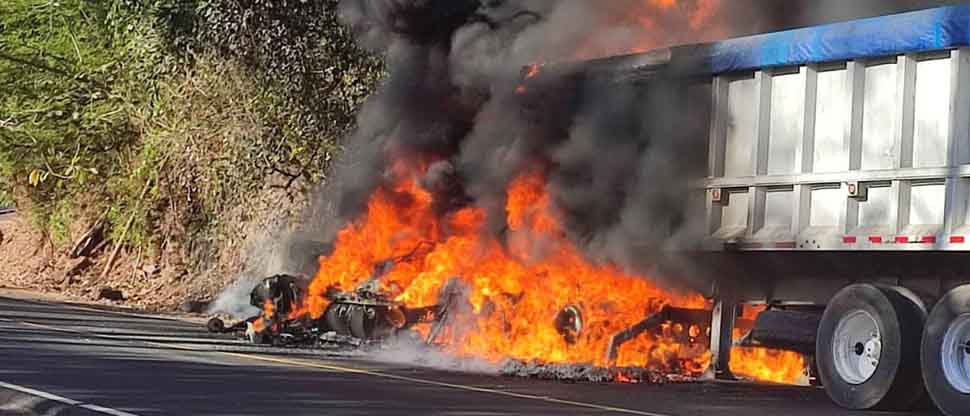 Rastra se incendia sobre carretera Litoral y queda reducida a cenizas