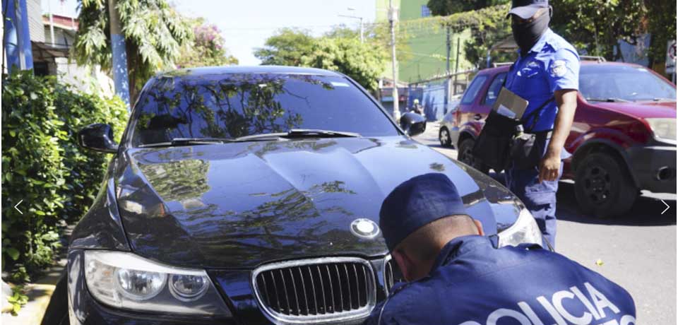 CAM libera aceras usadas como parqueos de carros y motos en la avenida Bernal