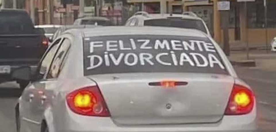 Mujer se viraliza por colocar en su auto que es «felizmente divorciada”