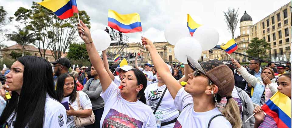 Colombianos salen a las calles por reformas que quiere impulsar Petro