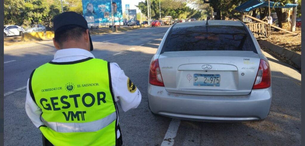 Gestores sorprenden y sancionan a conductor que circulaba en sentido contrario