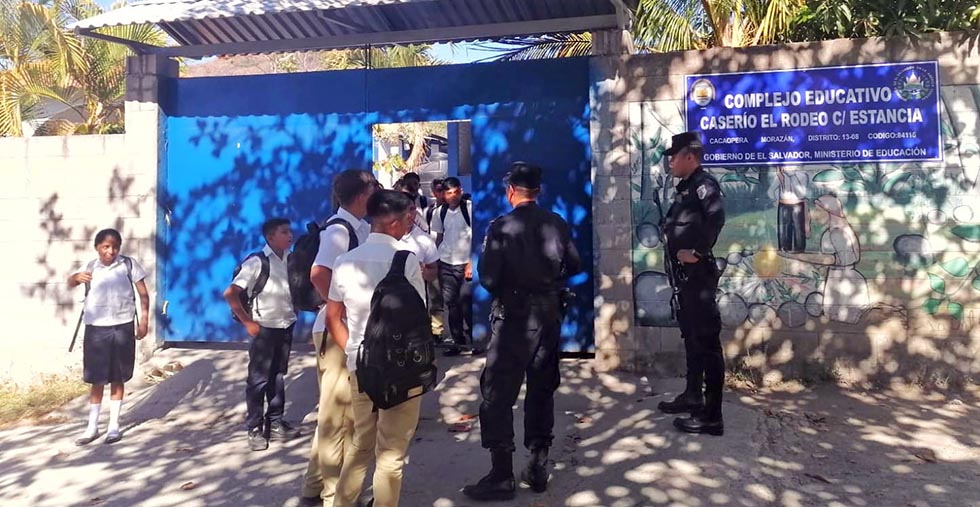 Policías brindan seguridad en las escuelas de todo el país