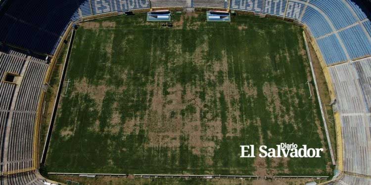 Viralizan nueva imagen del césped del estadio Cuscatlán