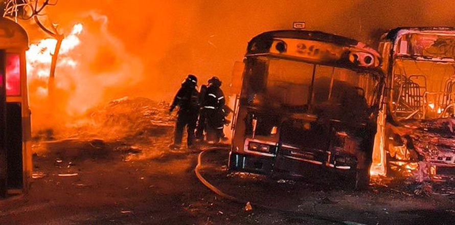 Se incendia predio donde se guardan buses del transporte colectivo en Soyapango
