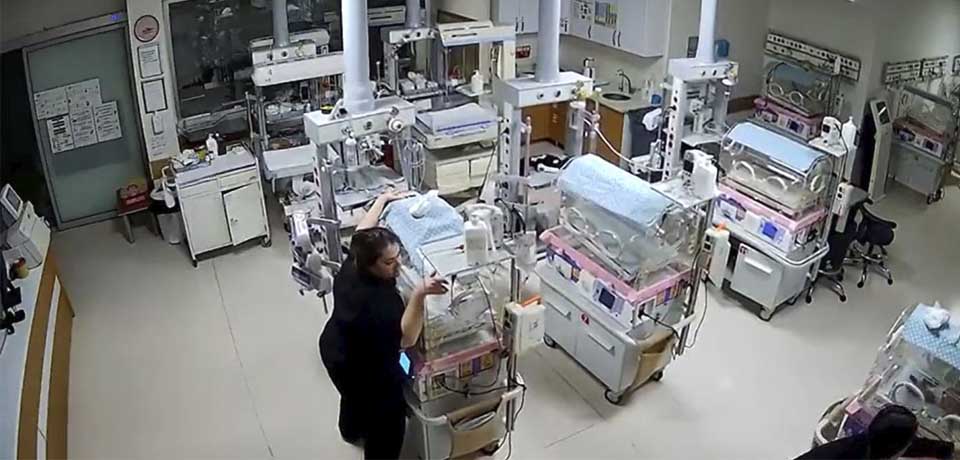 VIDEO: Así protegieron las enfermeras de un hospital de Turquía a los recién nacidos durante el terremoto