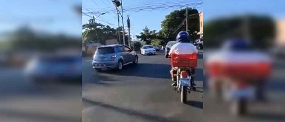 Conductor invade carril donde se conducía un motociclista y casi lo arrolla en Sonsonate