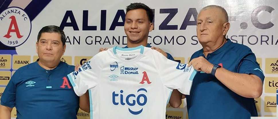 Alianza presenta como nuevo jugador a Kevin Menjívar