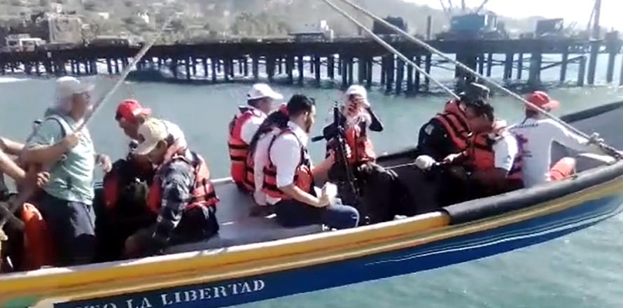 VIDEO| Este es el preciso momento cuando embarcación con periodistas se desploma en el muelle de La Libertad